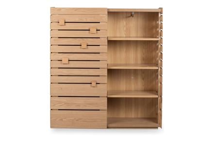 Yume oppbevaringsskap - Oppbevaringsskap i heltre ask/askefinér med skyvedør, heng og hyller. Natur.